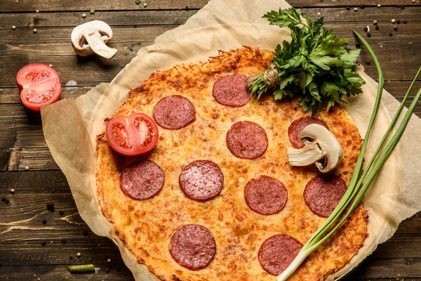 Pepperoni pizza na drewnianym stole widok z góry — Zdjęcie stockowe