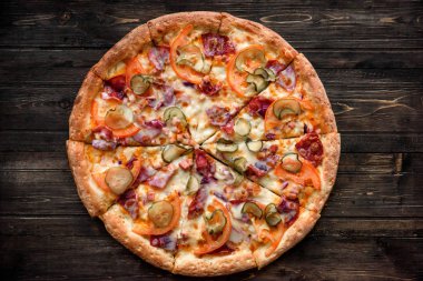 Salam, turşu, domates, peynir ve koyu ahşap arka plan, üstten görünüm jambon pizza