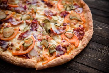 Salam, turşu, domates, peynir ve koyu ahşap arka plan, üstten görünüm jambon pizza