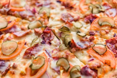 Salam, turşu, domates, peynir ve koyu ahşap arka plan, üstten görünüm jambon pizza