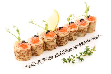 Krep kırmızı havyar ve somon limon servis beyaz bir arka plan üzerinde Siyah Zeytin kurutulmuş