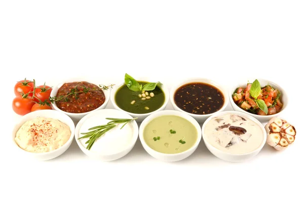 Set van 8 hartige sauzen en toppings op wit wordt geïsoleerd. Lepels gedipt in de. Soja saus, curry, mosterd, barbecue. voor het menu. bovenaanzicht — Stockfoto