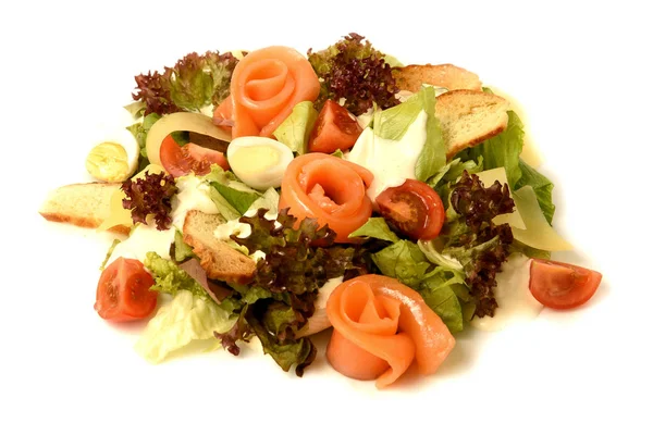 Ensalada de salmón con verduras sobre fondo blanco, en forma de rosa —  Fotos de Stock