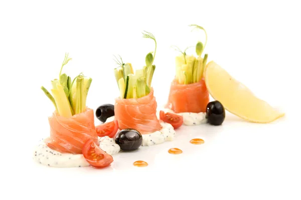 Antipasto di salmone fresco con limone su fondo bianco — Foto Stock