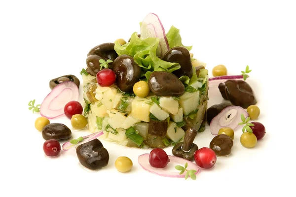 Salada com batatas e cogumelos em conserva, ervilhas verdes de oxicoco — Fotografia de Stock