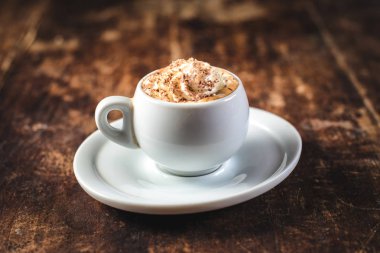 Kahve dondurma ve çikolata ahşap arka plan üzerinde