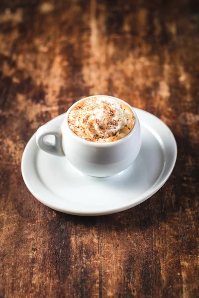 Tasse Kaffee mit Eis und Schokolade auf Holzgrund — Stockfoto