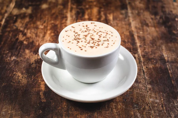 Tasse Kaffee mit Eis und Schokolade auf Holzgrund — Stockfoto