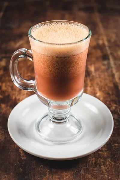 Latte im hohen Glasbecher auf Holztisch — Stockfoto