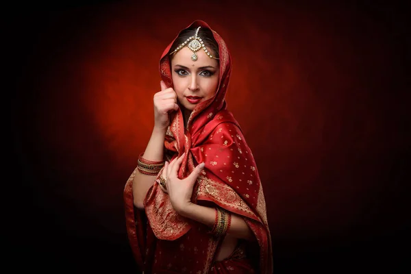 Güzel Hintli kız portresi. Genç hindu kadın modeli kundan takılar. Geleneksel kostüm