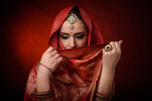 Güzel Hintli kız portresi. Genç hindu kadın modeli kundan takılar. Geleneksel kostüm