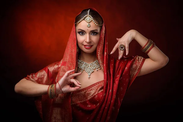 Portrét krásnou indiánkou. Mladá žena hinduistické modelu kundan šperky. Tradiční kroje — Stock fotografie