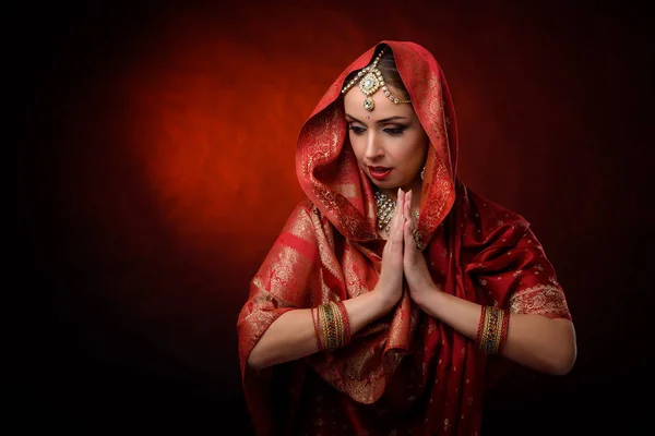 Güzel Hintli kız portresi. Genç hindu kadın modeli kundan takılar. Geleneksel kostüm