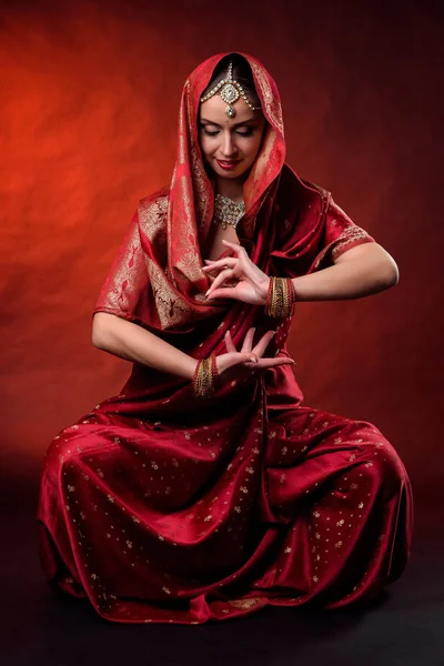 Güzel Hintli kız portresi. Genç hindu kadın modeli kundan takılar. Geleneksel kostüm