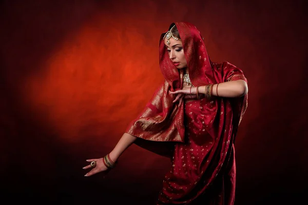 Güzel Hintli kız portresi. Genç hindu kadın modeli kundan takılar. Geleneksel kostüm