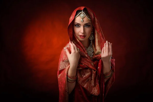 美丽的印度女孩的画像。年轻的印度教女子模型 kundan 珠宝。传统服饰 — 图库照片