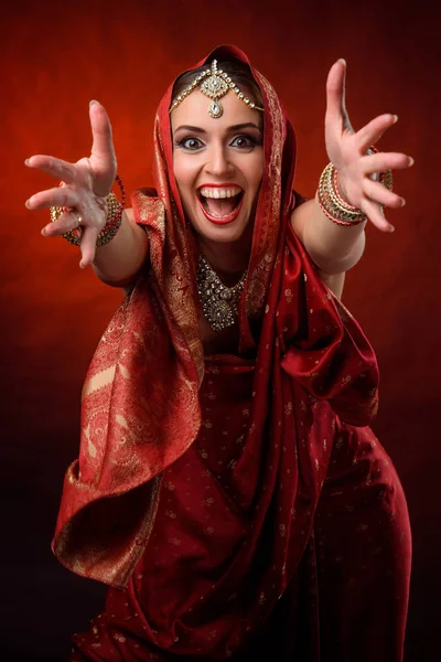 Retrato de menina indiana bonita. Jovem mulher hindu modelo Kundan jóias. Traje tradicional — Fotografia de Stock