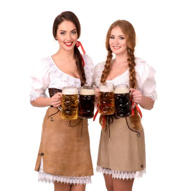İki güzel sarışın ve esmer kızlar oktoberfest bira Stein