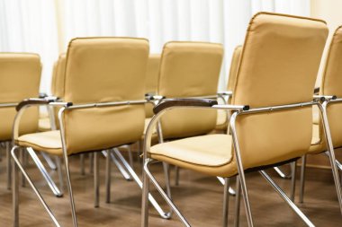 satır boş bir odada toplantısında metal sandalye. Arkadan Görünüm