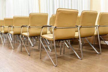 satır boş bir odada toplantısında metal sandalye. Arkadan Görünüm