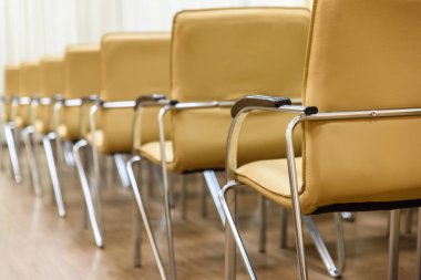 satır boş bir odada toplantısında metal sandalye. Arkadan Görünüm