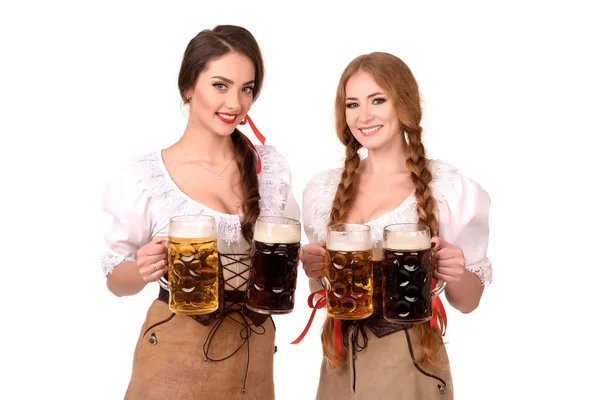 Két gyönyörű szőke és barna lányok az oktoberfest sör stein — Stock Fotó