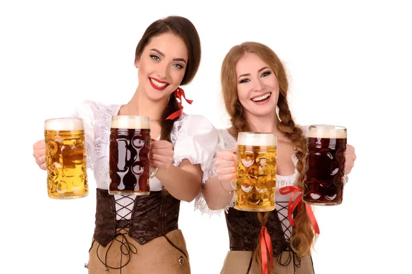 Dvě krásné dívky blondýna a bruneta oktoberfest pivo Stein — Stock fotografie