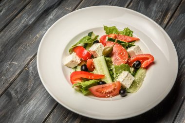 karışık sebze salatası üstten görünüm seramik plaka üzerinde