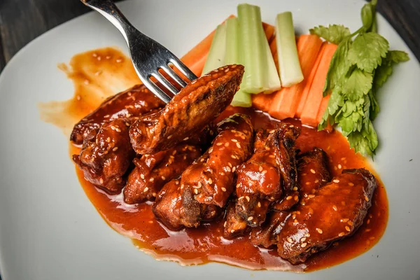 Buffalo wings ile mavi peynir dip tavuk