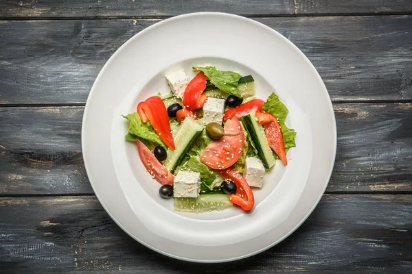 Vista superior de uma salada vegetal mista na chapa cerâmica — Fotografia de Stock