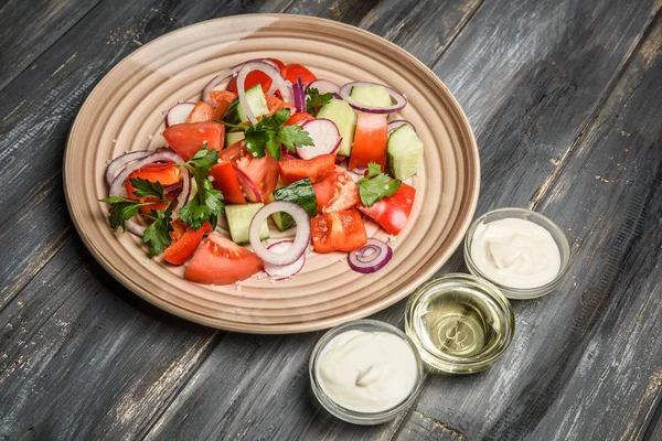 Vista superior de uma salada vegetal mista na chapa cerâmica — Fotografia de Stock