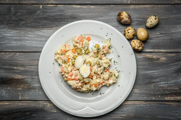 Salada tradicional russa Olivier com ovos de codorna. A vista de cima — Fotografia de Stock