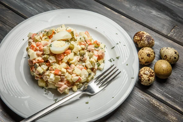 Salada tradicional russa Olivier com ovos de codorna. A vista de cima — Fotografia de Stock