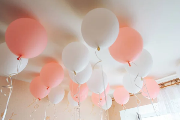 Globos coloridos en la habitación preparados para la fiesta de cumpleaños — Foto de Stock