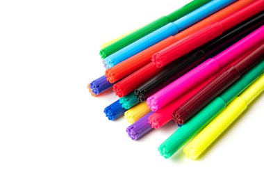 Beyaz arka plan üzerinde renkli işaretleyicileri izole