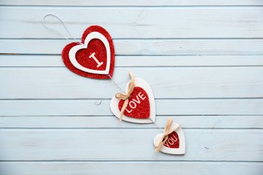 Beyaz arka plan üzerinde Sevgililer günü için izole kırmızı Kalpler.