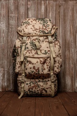 sırt çantası haki renk ahşap bir arka plan üzerinde seyahat