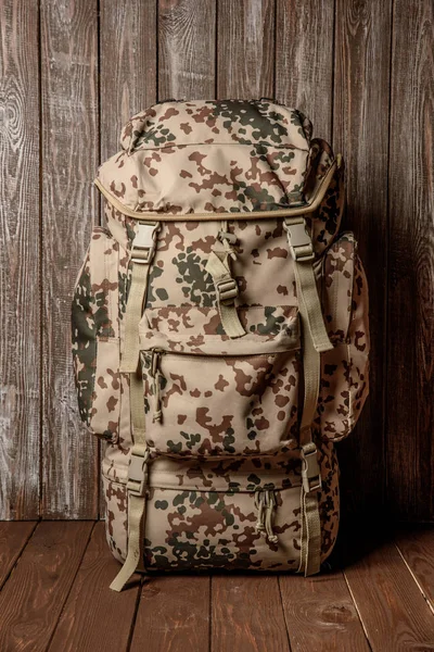 sırt çantası haki renk ahşap bir arka plan üzerinde seyahat