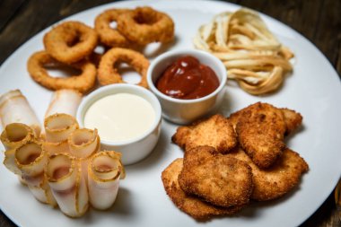 ahşap arka plan bira snacks restoranda servis