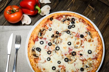 Ahşap masa arka plan üzerinde İtalyan rustik pizza Üstten Görünüm