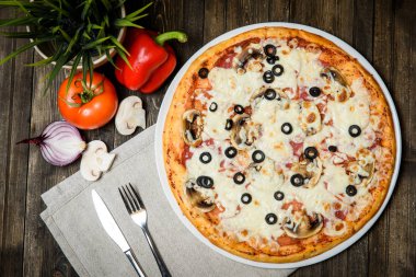 Ahşap masa arka plan üzerinde İtalyan rustik pizza Üstten Görünüm