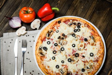Ahşap masa arka plan üzerinde İtalyan rustik pizza Üstten Görünüm