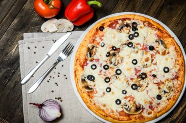 Ahşap masa arka plan üzerinde İtalyan rustik pizza Üstten Görünüm