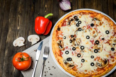 Ahşap masa arka plan üzerinde İtalyan rustik pizza Üstten Görünüm