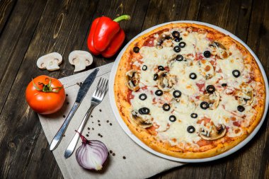 Ahşap masa arka plan üzerinde İtalyan rustik pizza Üstten Görünüm