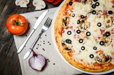 Ahşap masa arka plan üzerinde İtalyan rustik pizza Üstten Görünüm