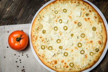 Ahşap masa arka plan üzerinde İtalyan rustik pizza Üstten Görünüm