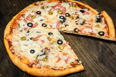 Ahşap masa arka plan üzerinde İtalyan rustik pizza Üstten Görünüm
