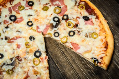 Ahşap masa arka plan üzerinde İtalyan rustik pizza Üstten Görünüm