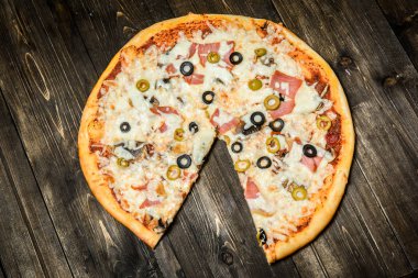 Ahşap masa arka plan üzerinde İtalyan rustik pizza Üstten Görünüm
